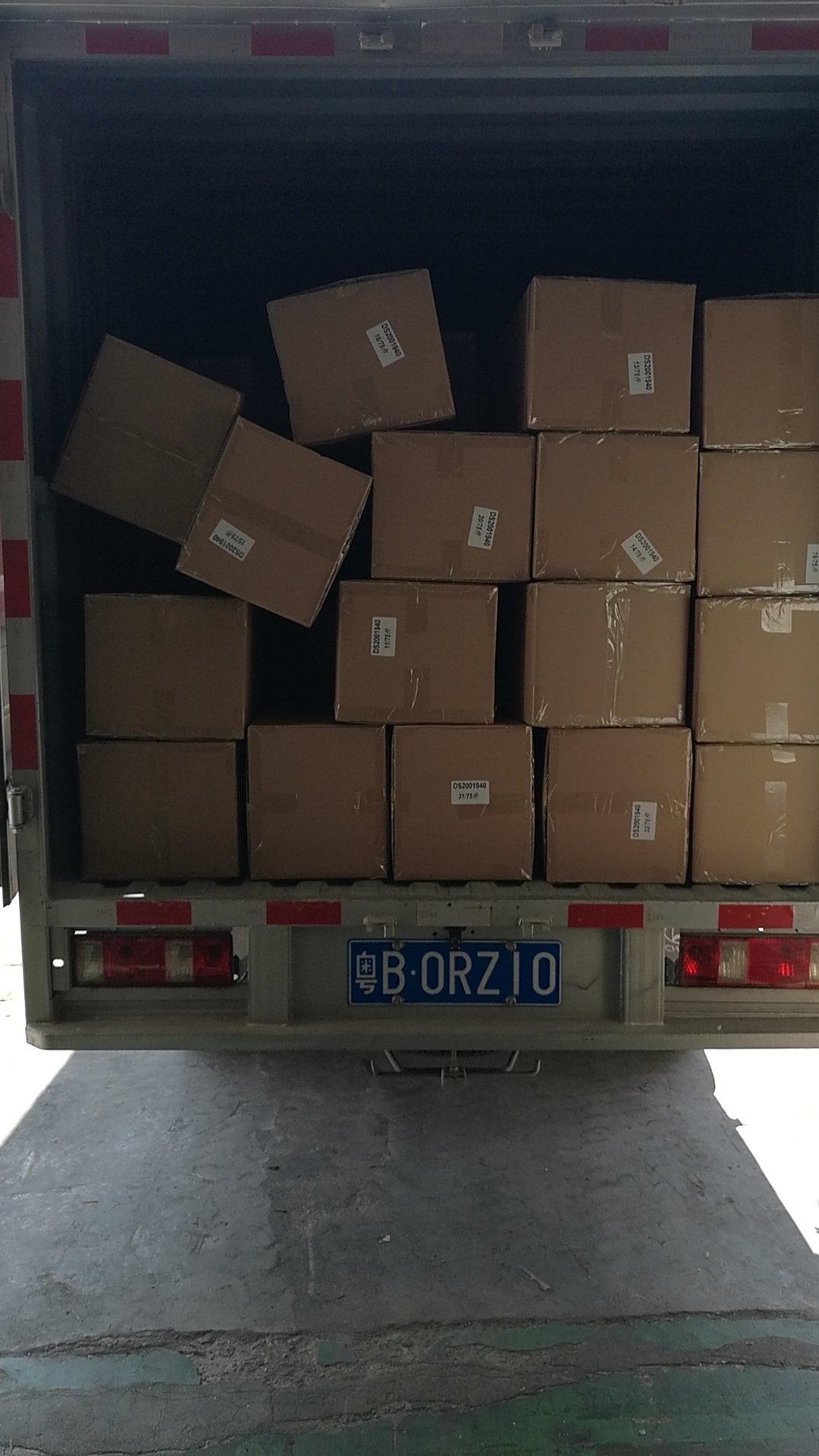 中港噸車出貨到香港